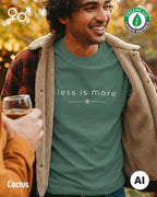 das bild zeigt einen mann, der ein nachhaltiges Design-T-Shirt T in der farbe cactus mit dem eleganten Schriftzug „less is more“ trägt.
