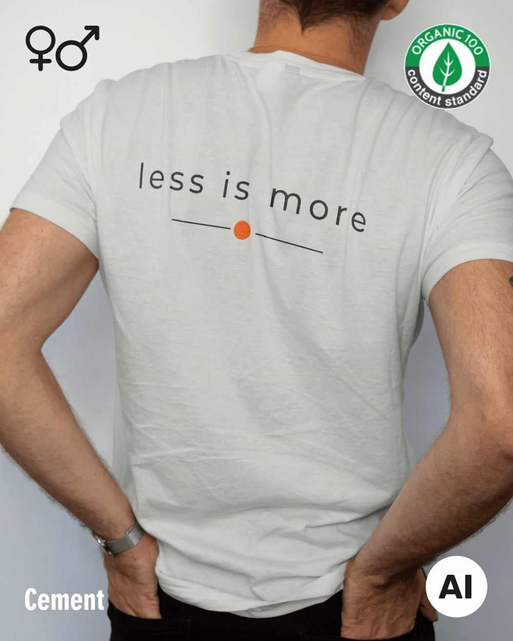 das bild zeigt eine person, die ein nachhaltiges Design-T-Shirt T in der farbe cement mit dem eleganten Schriftzug „less is more“ trägt.