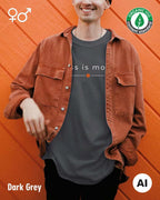 das bild zeigt eine person, die ein nachhaltiges Design-T-Shirt T in der farbe dark grey mit dem eleganten Schriftzug „less is more“ trägt.