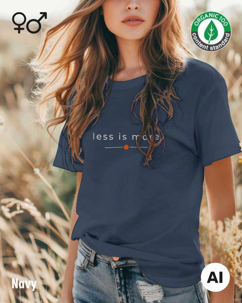 das bild zeigt eine frau, die ein nachhaltiges Design-T-Shirt T in der farbe navy mit dem eleganten Schriftzug „less is more“ trägt.