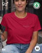 das bild zeigt eine frau, die ein nachhaltiges Design-T-Shirt T in der farbe red mit dem eleganten Schriftzug „less is more“ trägt.