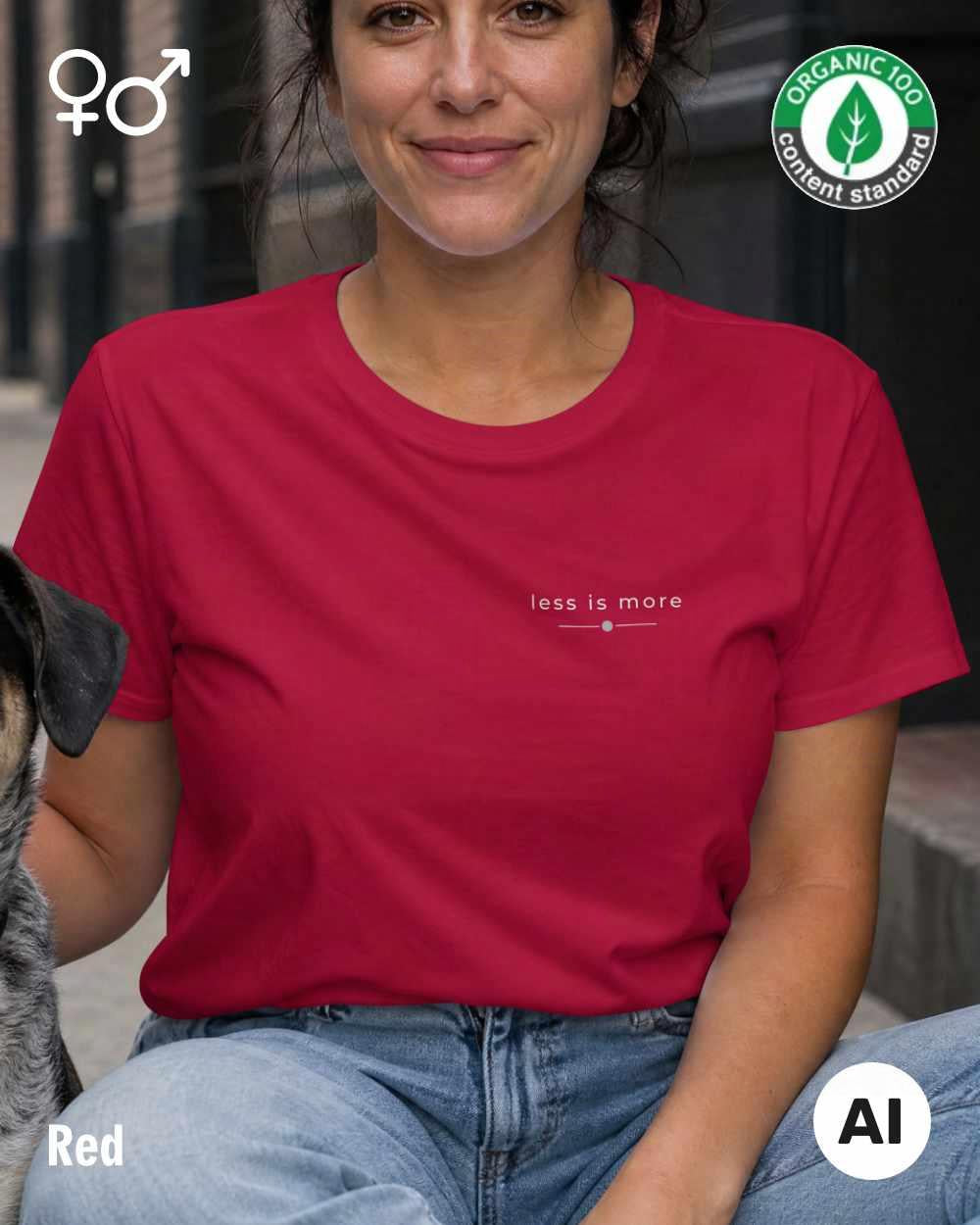 das bild zeigt eine frau, die ein nachhaltiges Design-T-Shirt T in der farbe red mit dem eleganten Schriftzug „less is more“ trägt.
