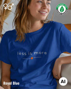 das bild zeigt eine frau, die ein nachhaltiges Design-T-Shirt T in der farbe royal blue mit dem eleganten Schriftzug „less is more“ trägt.