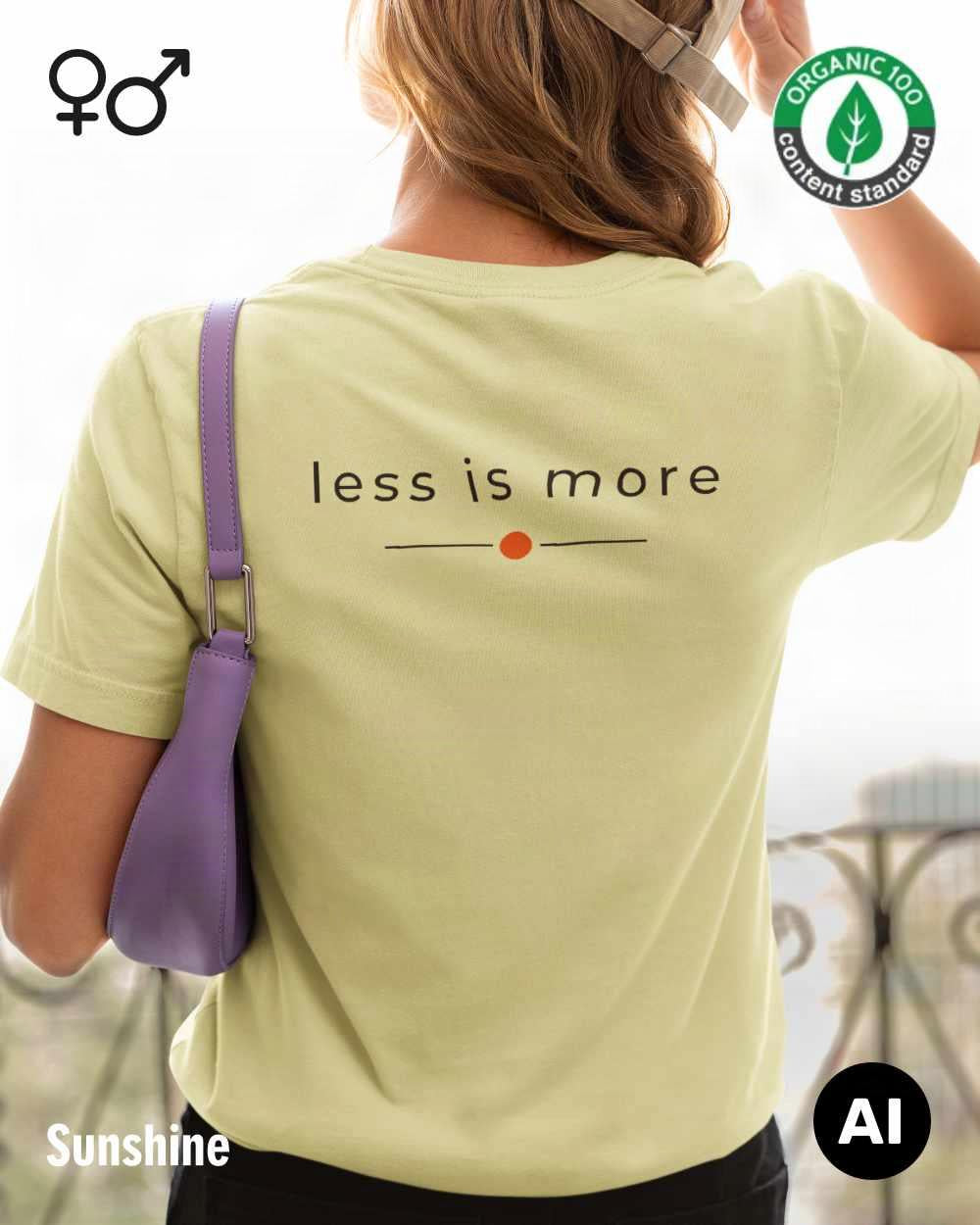 das bild zeigt eine frau, die ein nachhaltiges Design-T-Shirt T in der farbe sunshine mit dem eleganten Schriftzug „less is more“ trägt.