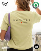das bild zeigt eine frau, die ein nachhaltiges Design-T-Shirt T in der farbe sunshine mit dem eleganten Schriftzug „less is more“ trägt.