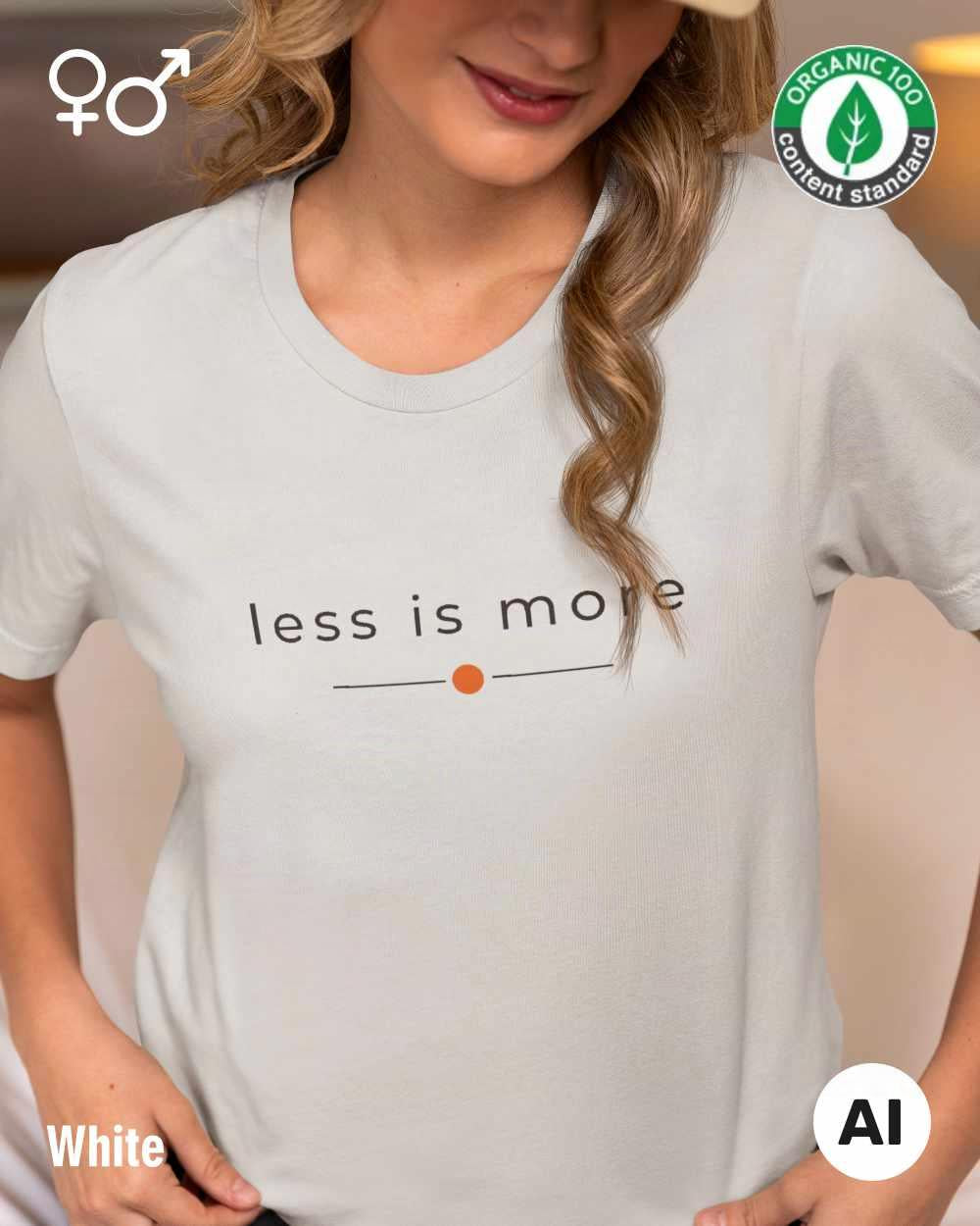 das bild zeigt eine frau, die ein nachhaltiges Design-T-Shirt T in der farbe white mit dem eleganten Schriftzug „less is more“ trägt.