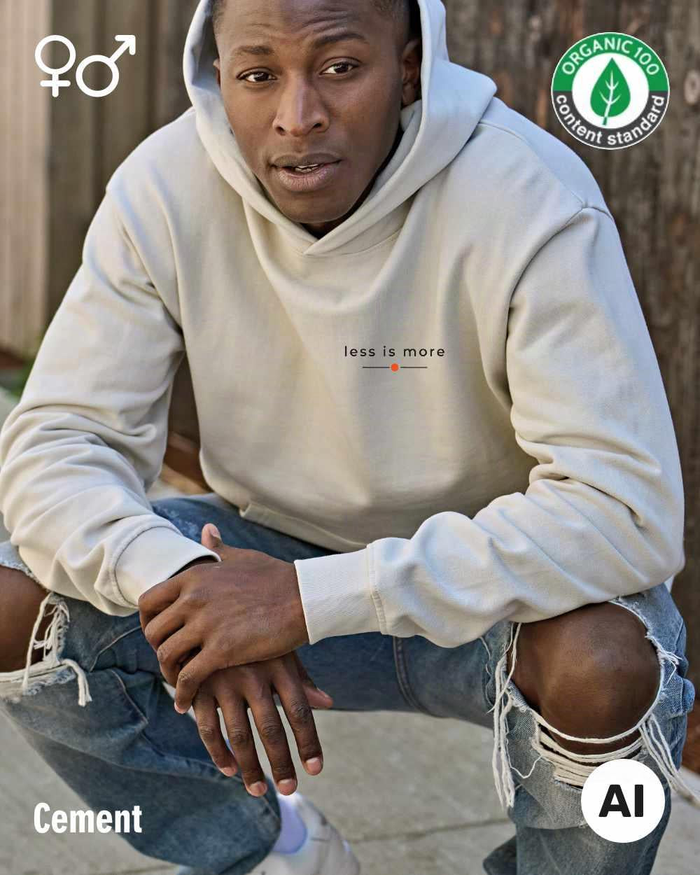 ein mann in der hocke trägt einen Premium Hoodie aus 100% Bio-Baumwolle in der farbe cement mit dem eleganten design "less is more" oben links.