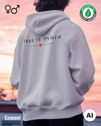 ein mann trägt einen Premium Design-Hoodie aus 100% Bio-Baumwolle in der farbe cement mit dem eleganten motiv "less is more" auf dem rücken.