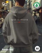 ein mann  trägt einen Premium Design-Hoodie aus 100% Bio-Baumwolle in der farbe powder grey mit dem eleganten backprint "less is more".