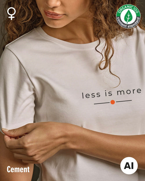 Hier sieht man eine Frau, die das T-Shirt Tee Jays Women's Interlock Tee STYLE 580 in der Farbe cement mit dem zeitlosen Design "less is more" trägt.