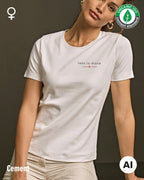Hier sieht man eine Frau, die das T-Shirt Tee Jays Women's Interlock Tee STYLE 580 in der Farbe cement mit dem zeitlosen Design "less is more" oben links trägt.