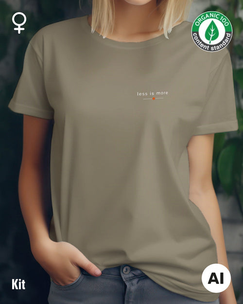 Hier sieht man eine Frau, die ein nachhaltiges Damen-T-Shirt in der Farbe kit mit dem zeitlosen Design "less is more" trägt.
