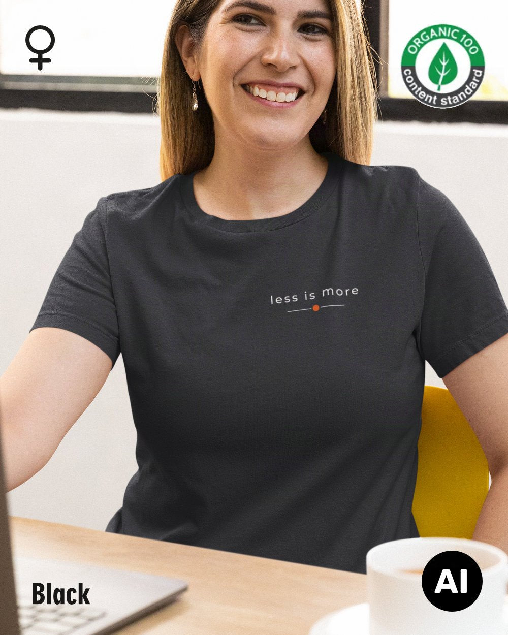 Hier sieht man eine Frau, die ein nachhaltiges Damen-T-Shirt in der Farbe black mit dem zeitlosen Design "less is more" trägt.