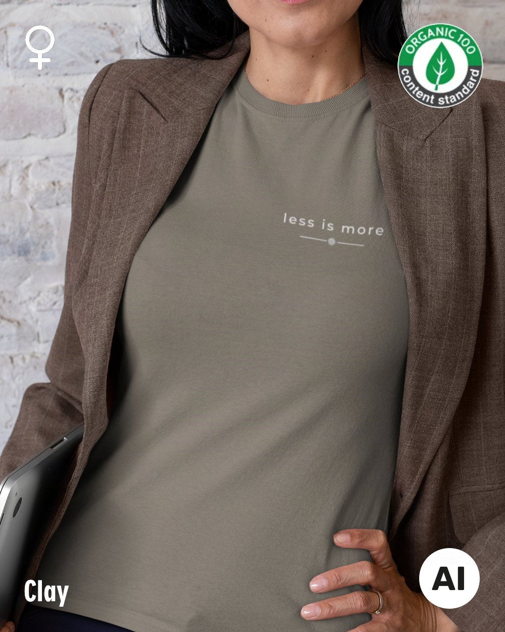 Hier sieht man eine Frau, die ein nachhaltiges Damen-T-Shirt in der Farbe clay mit dem zeitlosen Design "less is more" trägt.