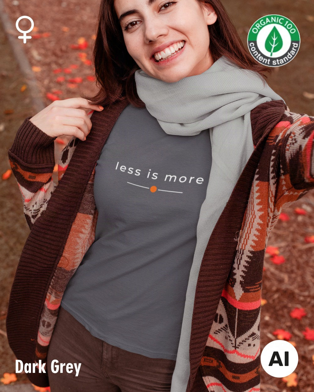Hier sieht man eine Frau, die ein nachhaltiges Damen-T-Shirt in der Farbe dark grey mit dem zeitlosen Design "less is more" trägt.