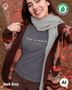 Hier sieht man eine Frau, die ein nachhaltiges Damen-T-Shirt in der Farbe dark grey mit dem zeitlosen Design "less is more" trägt.