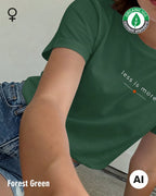 Hier sieht man eine Frau, die ein nachhaltiges Damen-T-Shirt in der Farbe forest green mit dem zeitlosen Design "less is more" trägt.