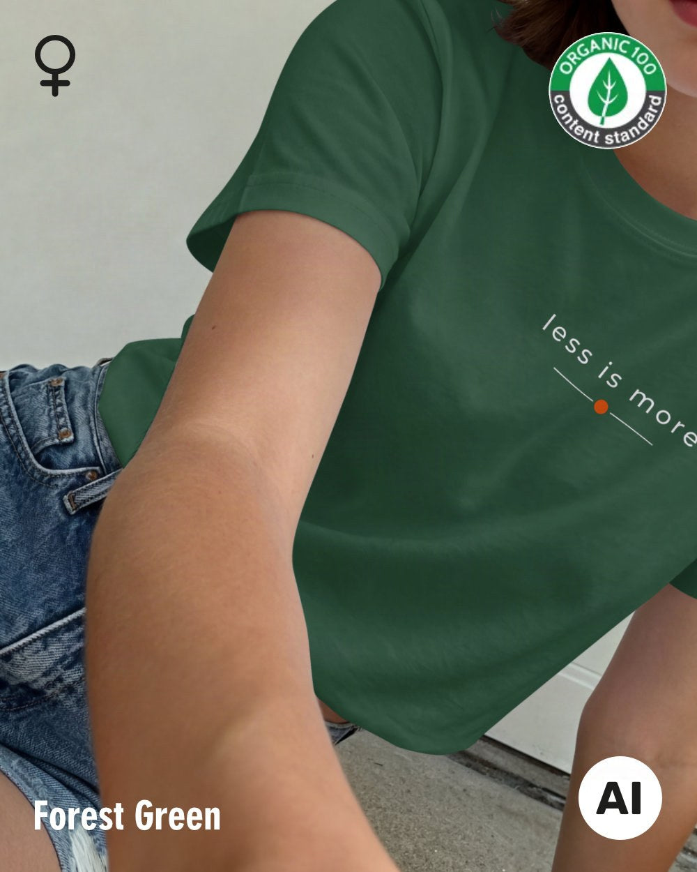 Hier sieht man eine Frau, die ein nachhaltiges Damen-T-Shirt in der Farbe forest green mit dem zeitlosen Design "less is more" trägt.