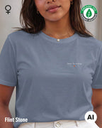 Hier sieht man eine Frau, die ein nachhaltiges Damen-T-Shirt in der Farbe flint stone mit dem zeitlosen Design "less is more" trägt.