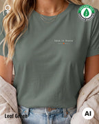 Hier sieht man eine Frau, die ein nachhaltiges Damen-T-Shirt in der Farbe leaf green mit dem zeitlosen Design "less is more" trägt.
