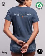 Hier sieht man eine Frau, die ein nachhaltiges Damen-T-Shirt in der Farbe navy mit dem zeitlosen Design "less is more" trägt.