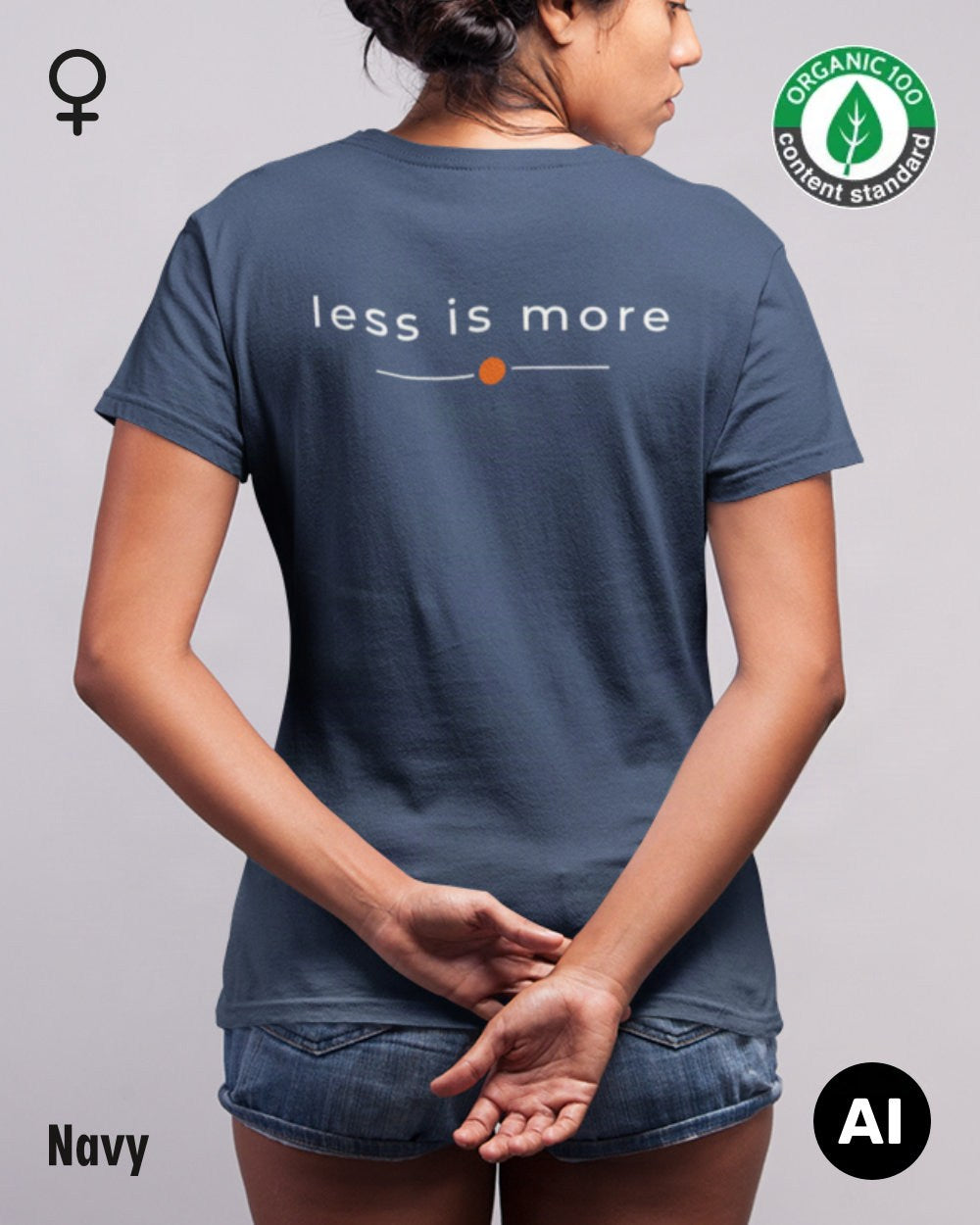 Hier sieht man eine Frau, die ein nachhaltiges Damen-T-Shirt in der Farbe navy mit dem zeitlosen Design "less is more" trägt.