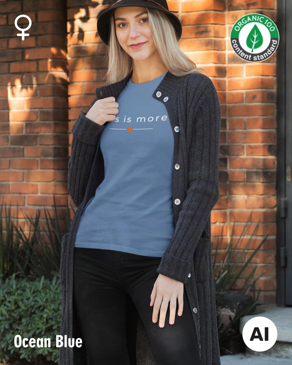 Hier sieht man eine Frau, die ein nachhaltiges Damen-T-Shirt in der Farbe ocean blue mit dem zeitlosen Design "less is more" trägt.