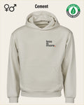 das bild zeigt den nachhaltigen Premium Design-Hoodie von Tee Jays aus 100% Bio-Baumwolle in der farbe cement mit dem minimalistischen motiv "less is more".
