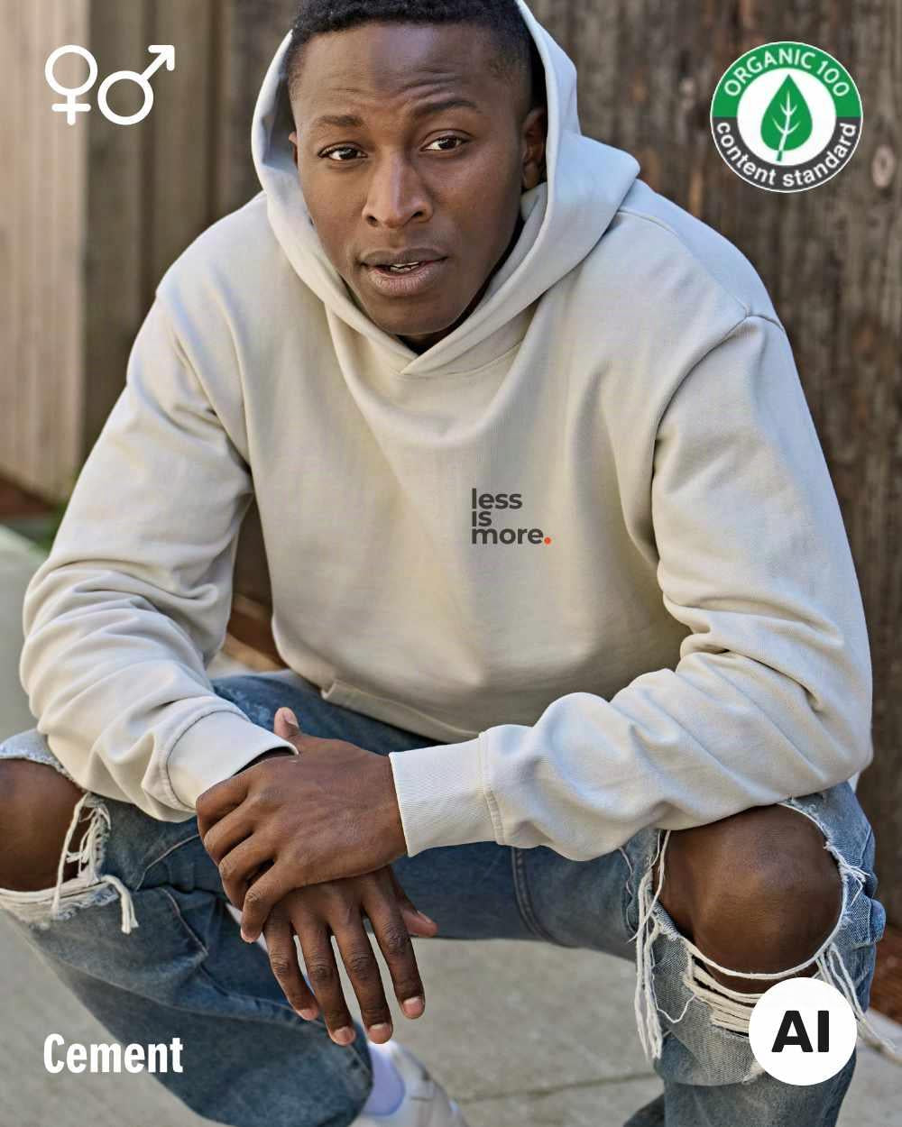 die ki-generierte Abbildung zeigt einen hockenden mann, der einen oversized Premium Design-Hoodie in der farbe cement mit dem minimalistischen motiv "less is more" trägt.