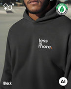 die ki-generierte Abbildung zeigt einen mann, der einen oversized Premium Design-Hoodie in der farbe black mit dem minimalistischen motiv "less is more" trägt.