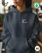die ki-generierte Abbildung zeigt eine frau, die einen oversized Premium Design-Hoodie in der farbe ink mit dem minimalistischen motiv "less is more" trägt.