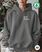 die ki-generierte Abbildung zeigt eine frau, die einen oversized Premium Design-Hoodie in der farbe powder grey mit dem minimalistischen motiv "less is more" trägt.