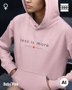 das bild zeigt eine frau, die einen leicht taillierten damen hoodie in der farbe baby pink und mit dem zeitlosen design "less is more" trägt.