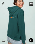 das bild zeigt eine frau, die einen damen hoodie in der farbe jade und mit dem zeitlosen backprint "less is more" trägt.