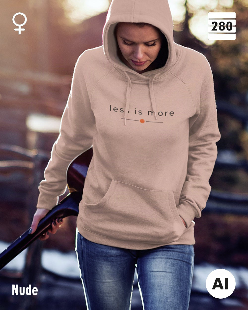 das bild zeigt eine frau, die einen leicht taillierten damen hoodie in der farbe nude und mit dem zeitlosen design "less is more" trägt.
