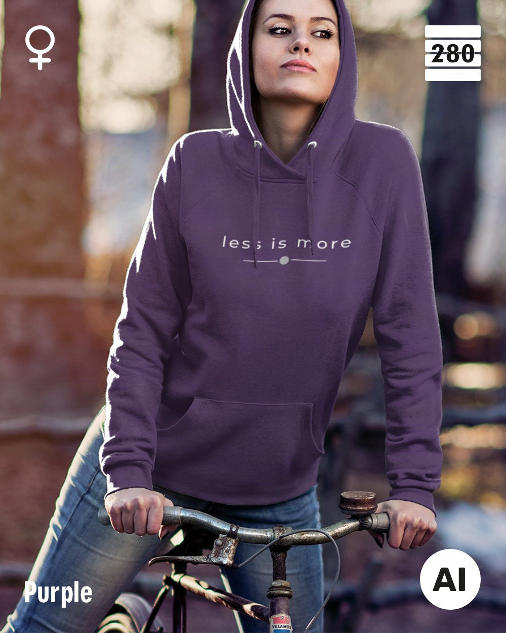 das bild zeigt eine frau, die einen leicht taillierten damen hoodie in der farbe purple und mit dem zeitlosen design "less is more" trägt.