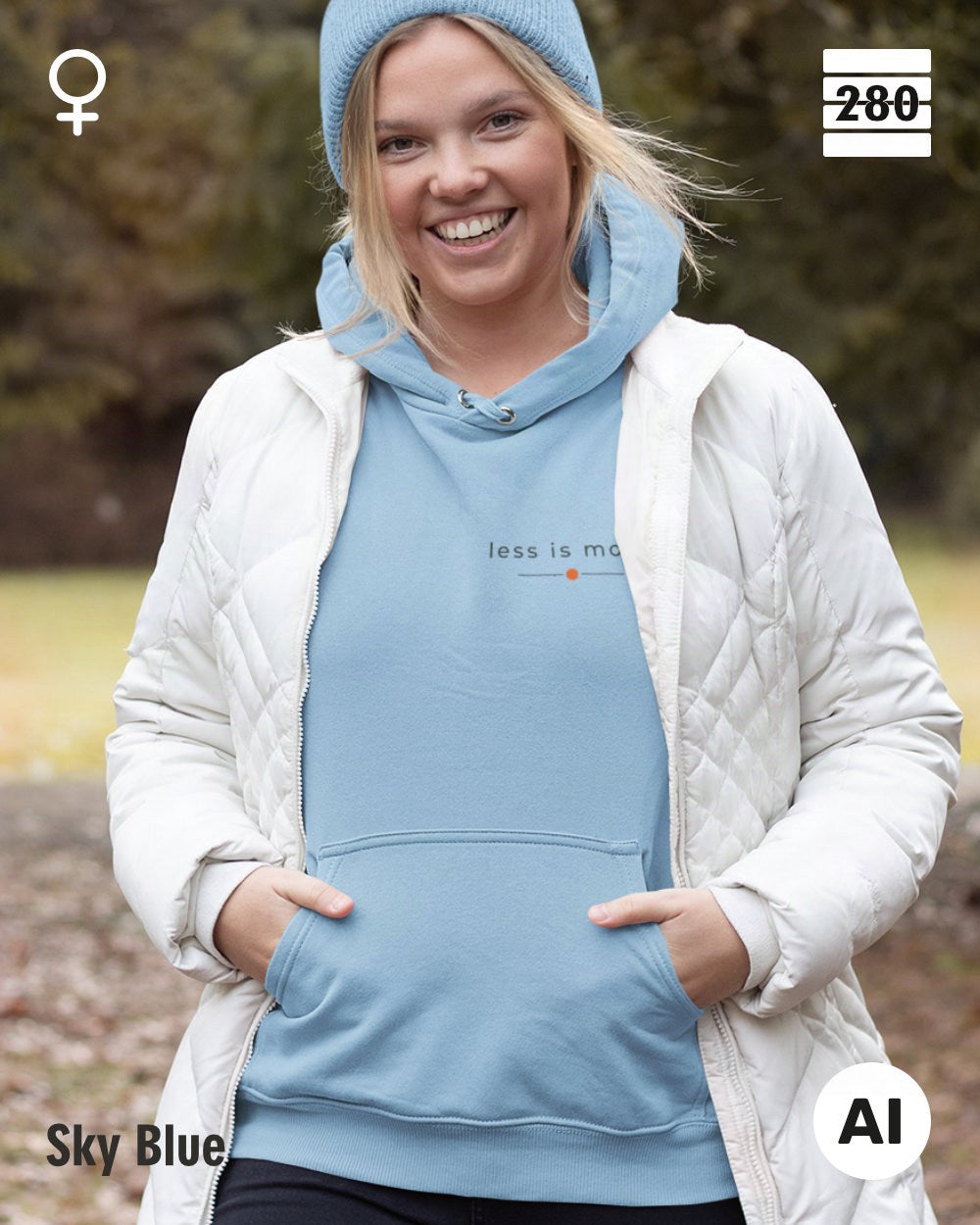 das bild zeigt eine blonde frau, die einen damen hoodie in der farbe sky blue und mit dem zeitlosen design "less is more" trägt.