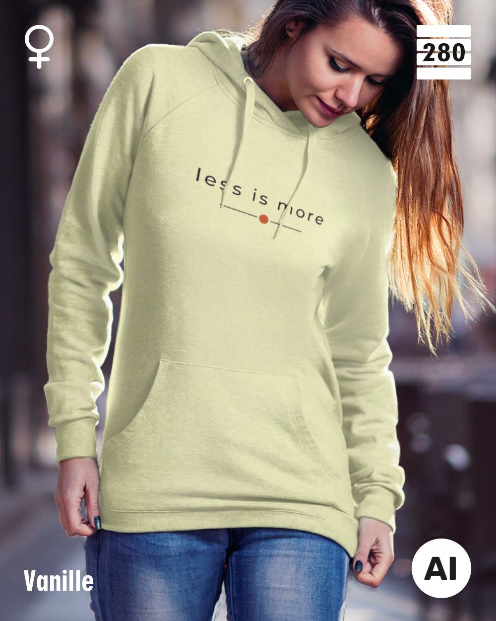 das bild zeigt eine frau, die einen leicht taillierten damen hoodie in der farbe vanille und mit dem zeitlosen design "less is more" trägt.