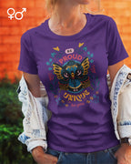 eine junge frau trägt ein unisex  t-shirt mit dem dem design be proud be unique be you.