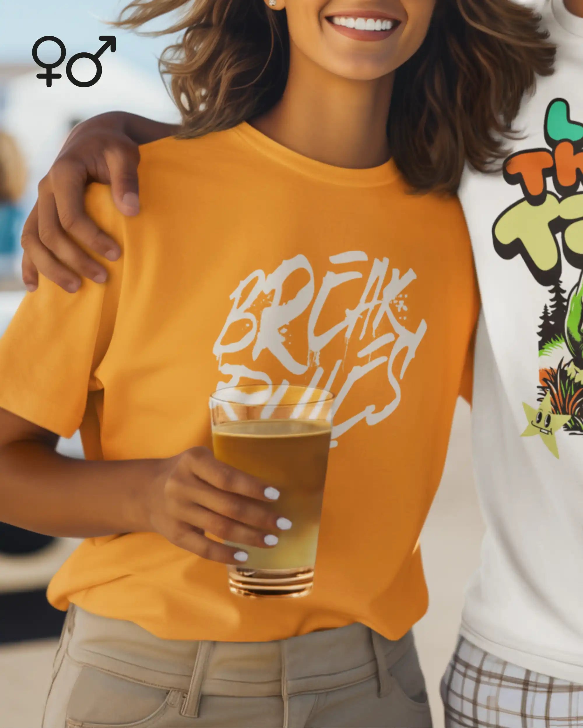 Eine Frau trägt ein Design-T-Shirt in orange mit der Grafik Break Rules.