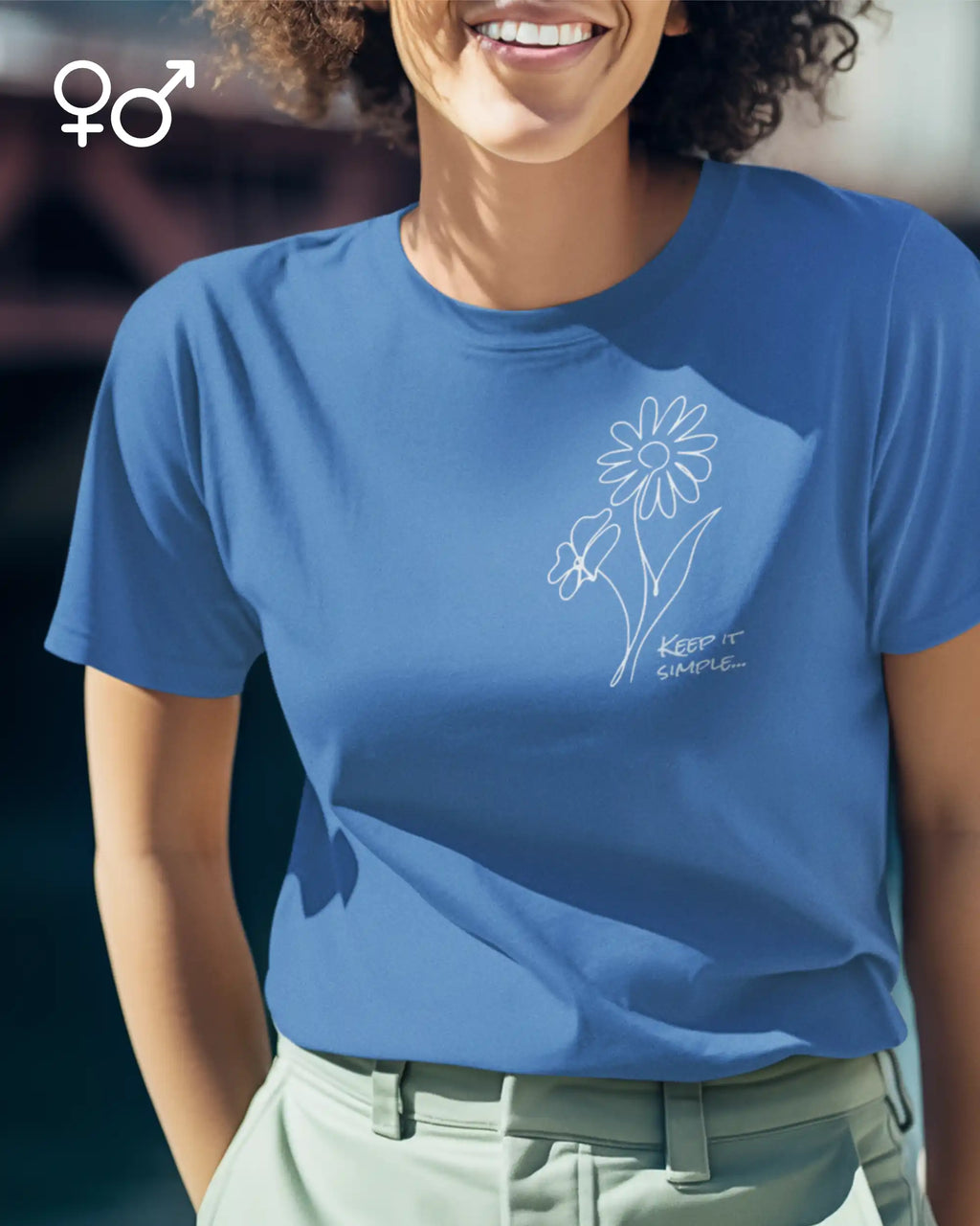 Eine Frau trägt ein unisex design-t-shirt mit dem minimalistischen line-art motiv keep it simple.