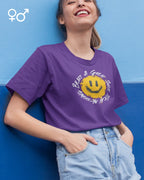 Eine lachende junge frau trägt ein unisex design-t-shirt mit einem fröhlichen smiley-motiv.
