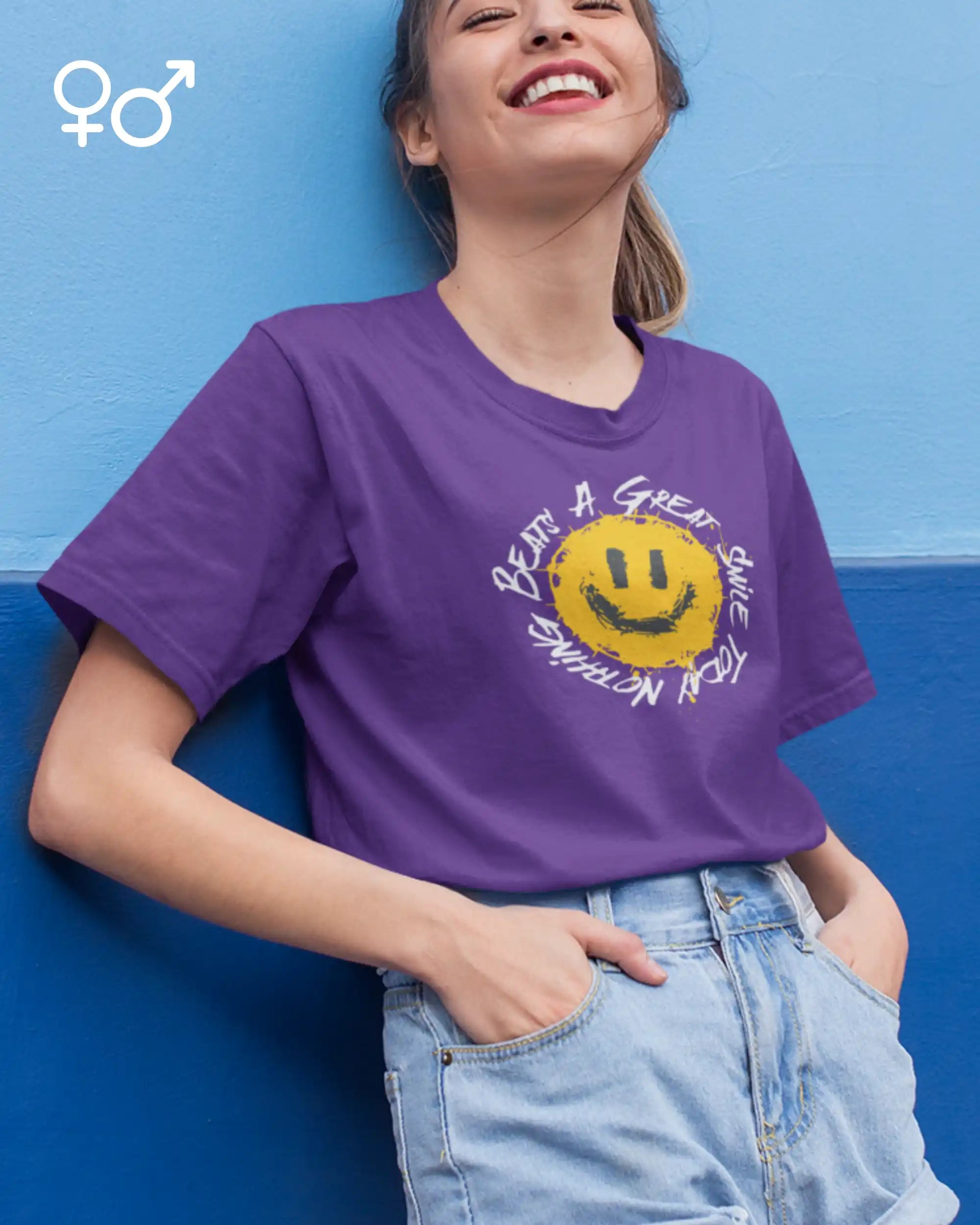 Eine lachende junge frau trägt ein unisex design-t-shirt mit einem fröhlichen smiley-motiv.