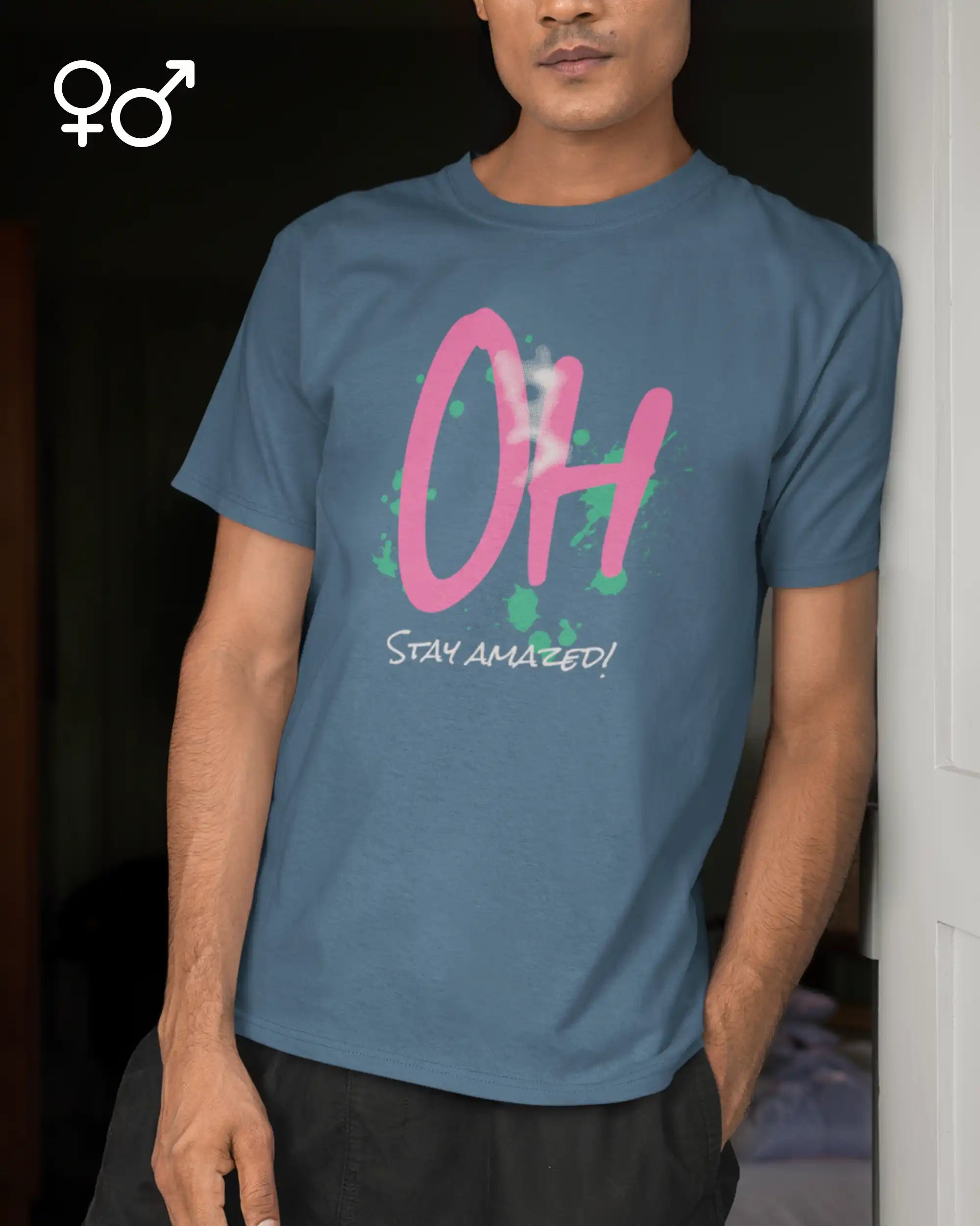 Das Bild zeigt einen mann, der ein unisex design-t-shirt aus baumwolle mit der Grafik stay amazed trägt.