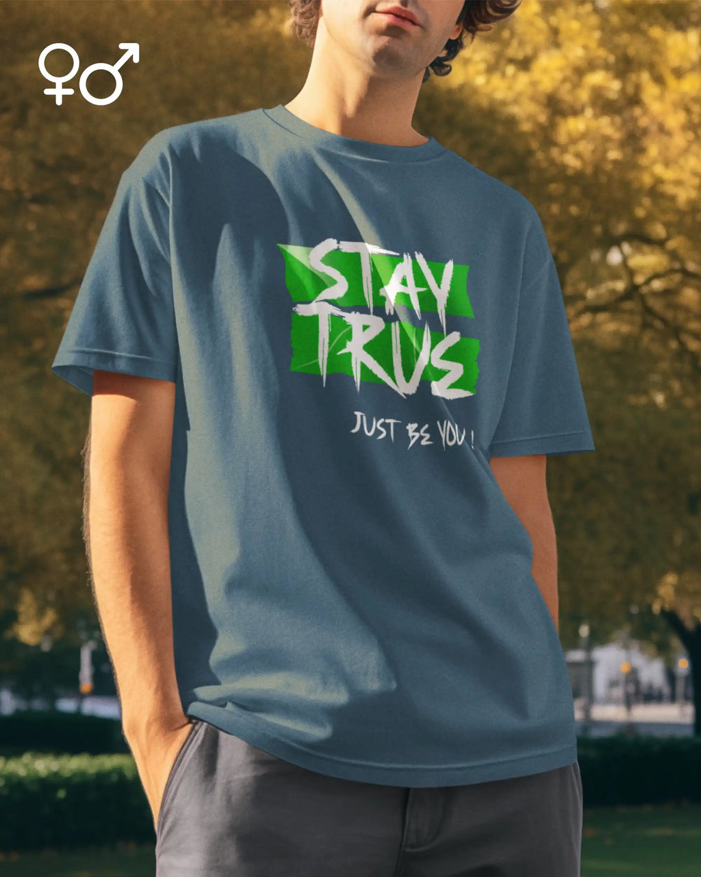 Mann trägt ein Design-T-Shirt mit dem Graik-Motiv STAY TRUE - JUST BE YOU!