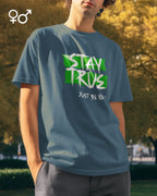 Mann trägt ein Design-T-Shirt mit dem Graik-Motiv STAY TRUE - JUST BE YOU!