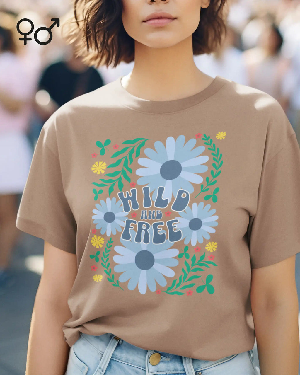 Eine Frau trägt ein Unisex Dsign-T-Shirt mit der Grafik wild and free.