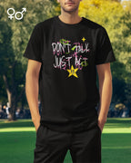 Ein mann trägt ein unisex esign-t-shirt mit der Grafik don't talk just act.