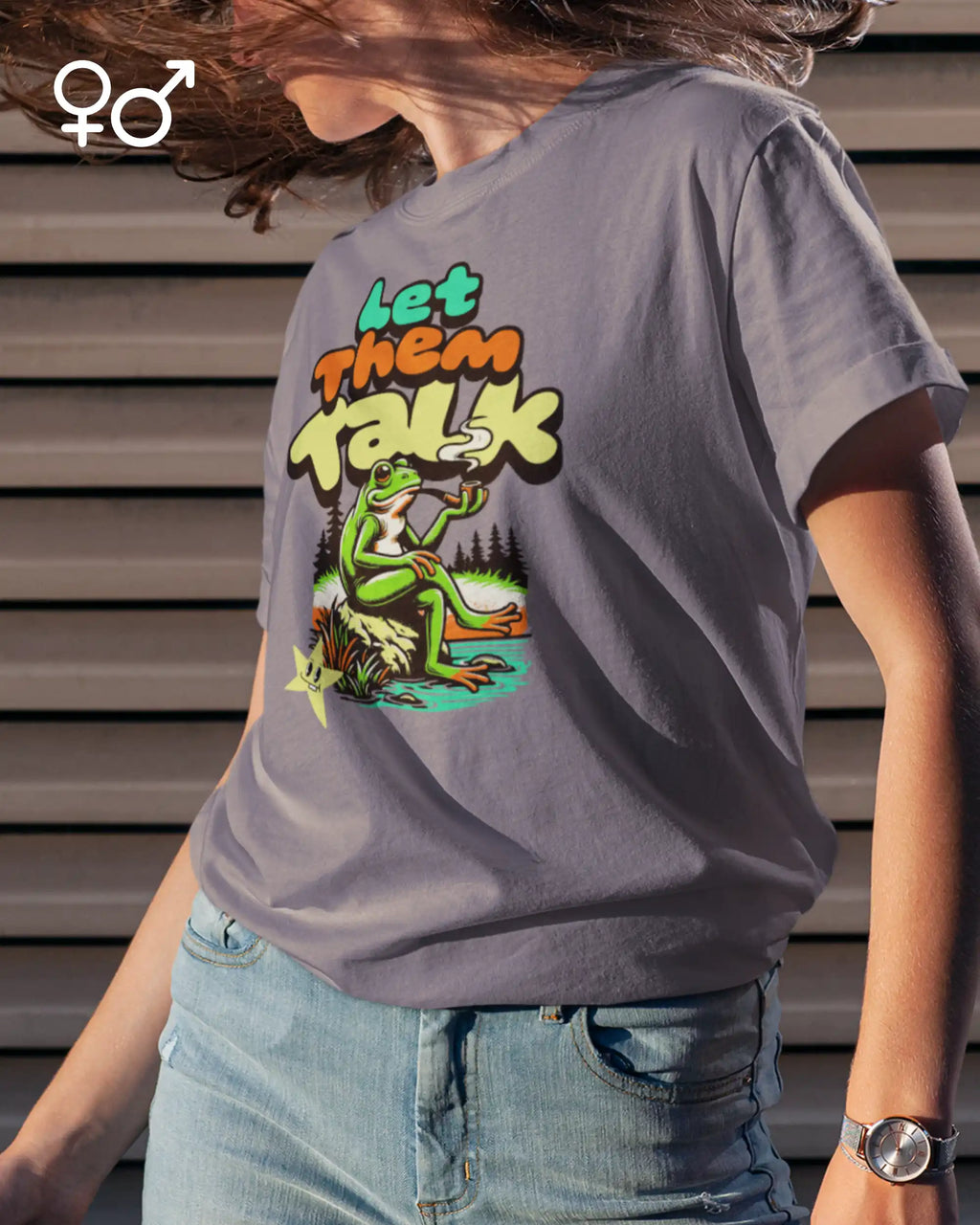 JUNGE FRAU trägt ein Design-T-Shirt mit dem Graik-Motiv LET THEM TALK