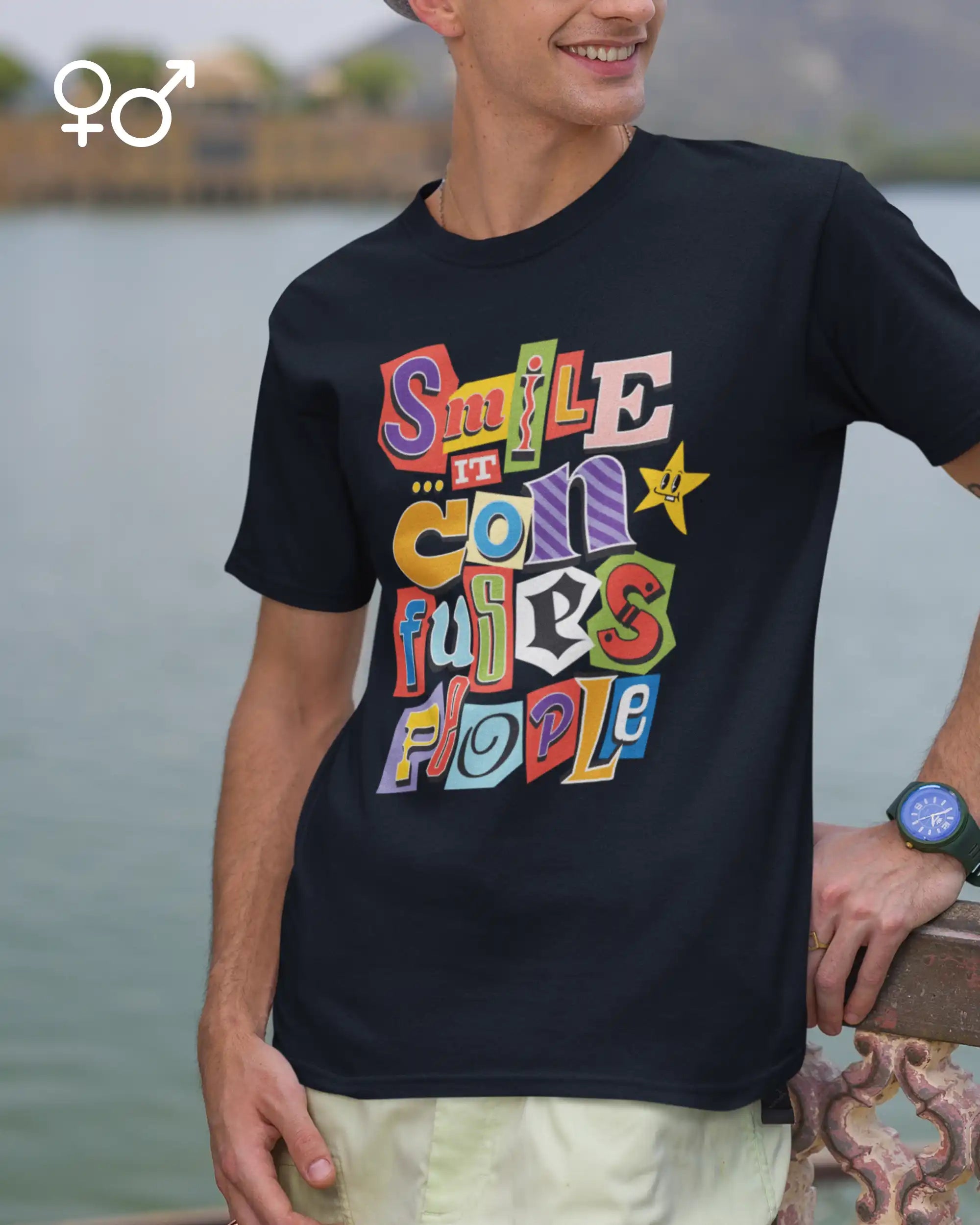 Mann trägt ein Design-T-Shirt mit dem Graik-Motiv SMILE ... IT CONFUSES PEOPLE